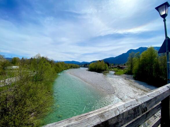 Ausblick auf die Isar von der Brücke in Lenggries aus