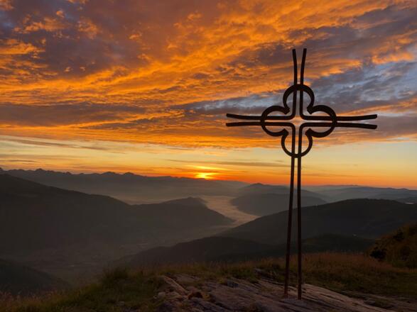 Sonnenaufgang vom kleinen Gipfelkreuz