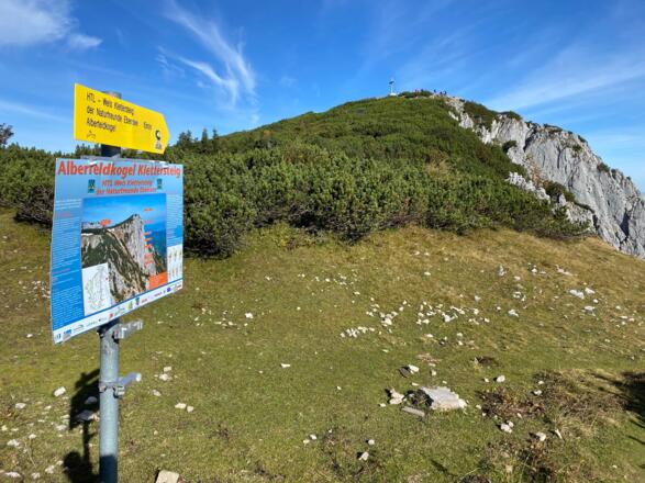 Gut ausgeschilderte Abzweigung zum Klettersteig kurz vor dem Aberfeldkogel