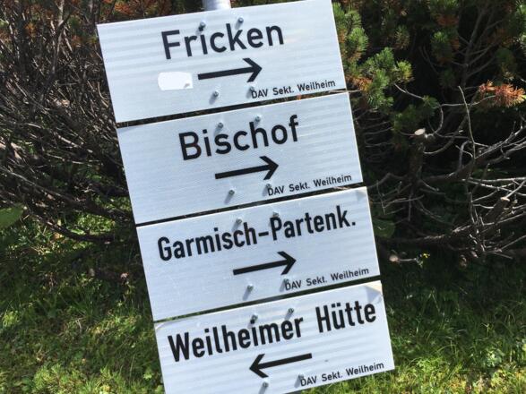 Wegweiser auf dem Weg zum Hohen Fricken