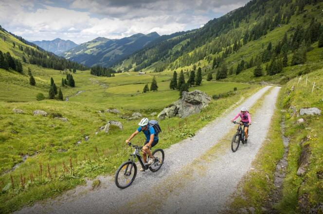 Biker Luegergraben Richtung Steinbergalm
