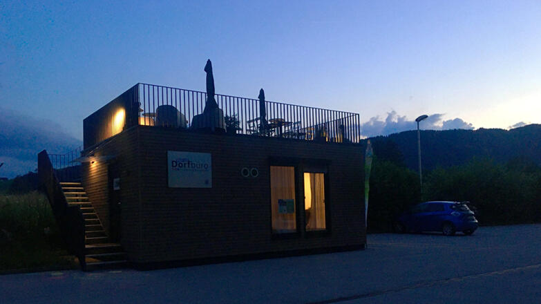 Das Dorfbüro bei Nacht