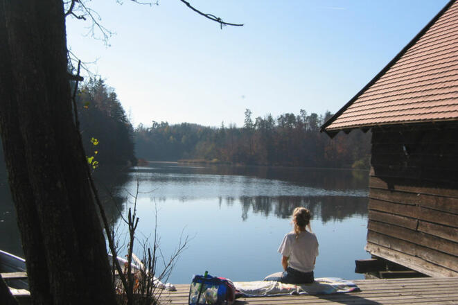 Vom Steg des Badeplatzes am Ufer des Langbürgner Sees kann man hervorragend die Fuße baumeln lassen.