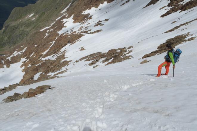 Viele Schneefelder beim Abstieg zur Bremer Hütte