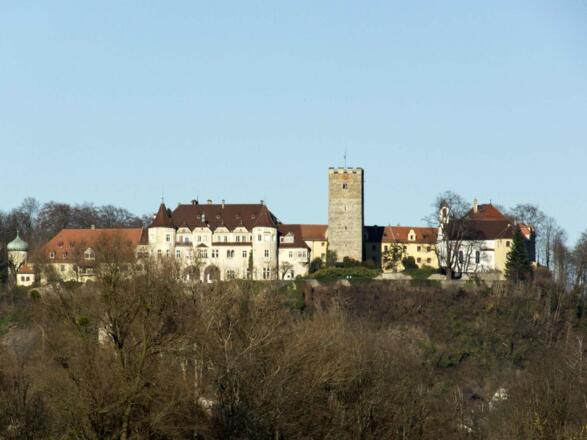 Blick vom Ausgangsort Unterpösnach zum Schloss Neubeuern