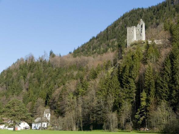 Die Annakirche und die Ruine Vilsegg unter dem Zirmgrat