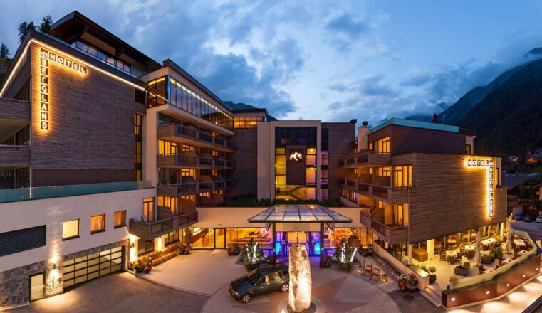 Bergland Sölden Aussenansicht Abend