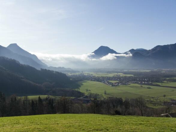 Panoramablick von Vordersteinberg auf das Inntal; rechts der Wildbarren