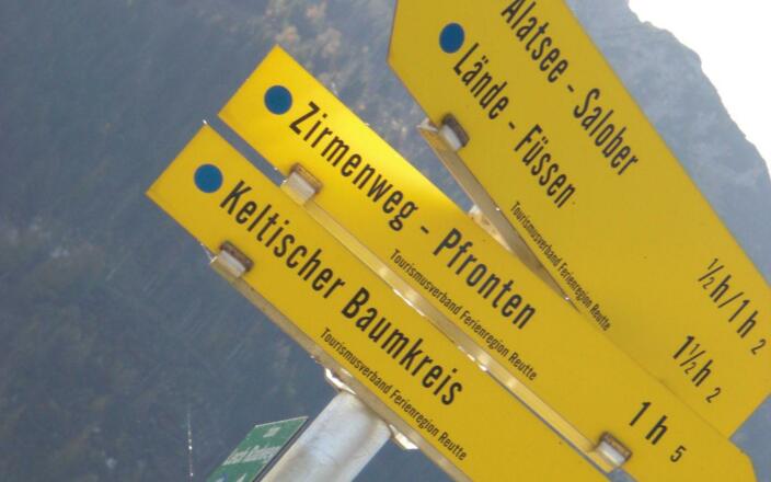 Wegweiser zum Zirmenweg