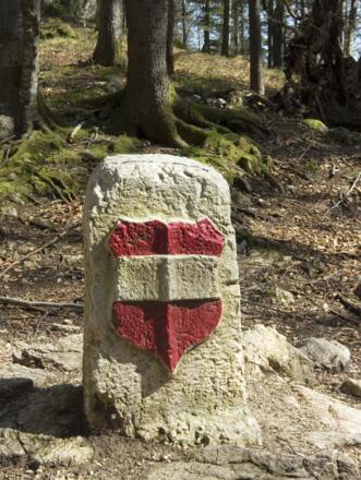 Alter Grenzstein auf dem Zirmgrat