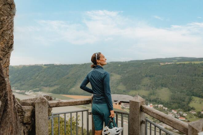 Radfahrer auf der Aussichtsplatform Penzenstein Neustift