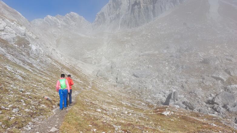 links vorbei an der Hütte geht es weiter