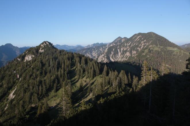 Der Schildenstein und die dahinterliegenden Blauberge von Westen