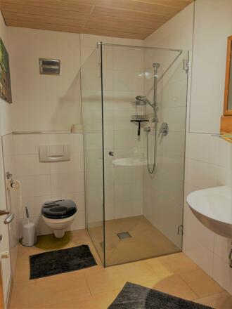 WC und Dusche im Erkerzimmer