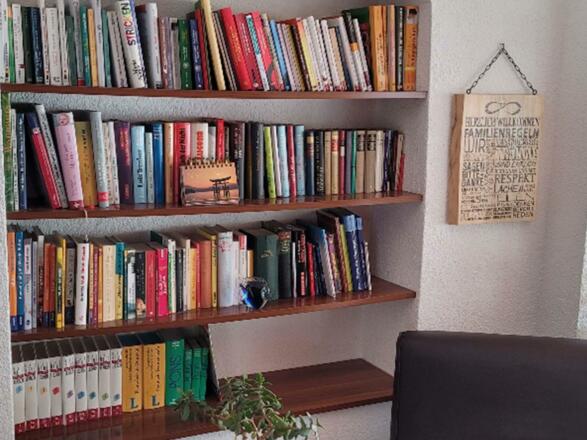 Bücherregal