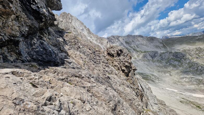 Über ausgesetztes Plattenband wird gequert
