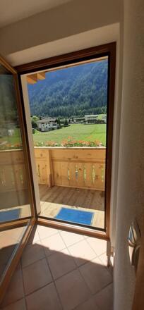 vom Hausgang auf den Balkon