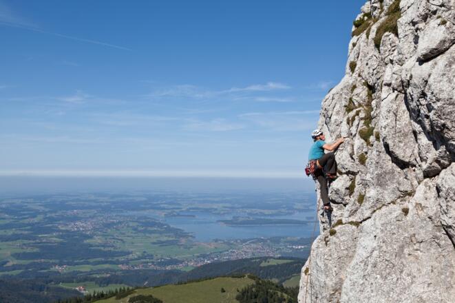 Im Kampenwand-Kalk hoch über dem Chiemsee - der Blick auf das "bayerische Meer" begleitet einen den ganzen Tag.