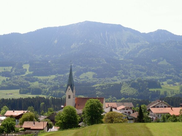 Törwang mit Blick auf die Hochries
