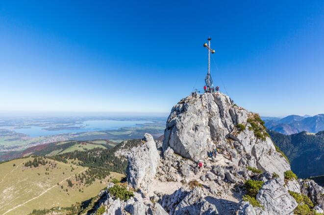 Der Kampenwand-Gipfel mit dem berühmten großen Kreuz.