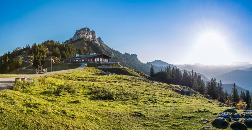 Die Klettertour startet an der Bergstation der Kampenwandbahn, die daneben liegende Sonnenalm lädt zum Einkehren ein.