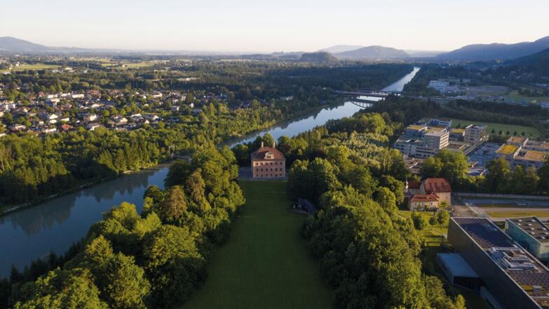 Schloss Urstein neben der Salzach in Puch mit Stadt Salzburg Blick