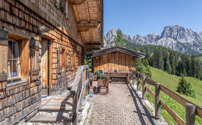 Terrasse der Jausenstation Litzlalm