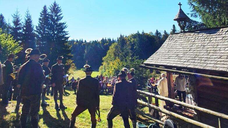 Pucher Jägerschaft bei der Hubertusmesse auf der Schönalm in Puch