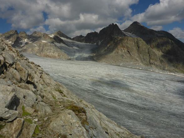 Lüsener Ferner mit Aussicht auf die Lüsener Spitz am Ende des Gletschers der symmetrische Gipefl am Horizont