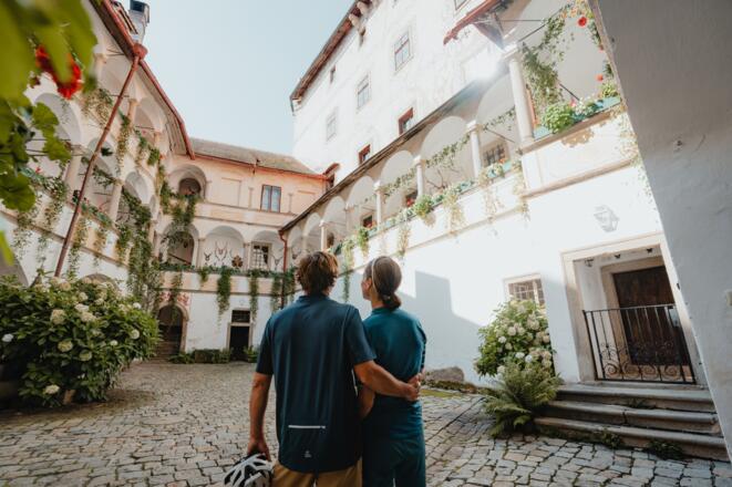 Radfahrer in der Burg Clam