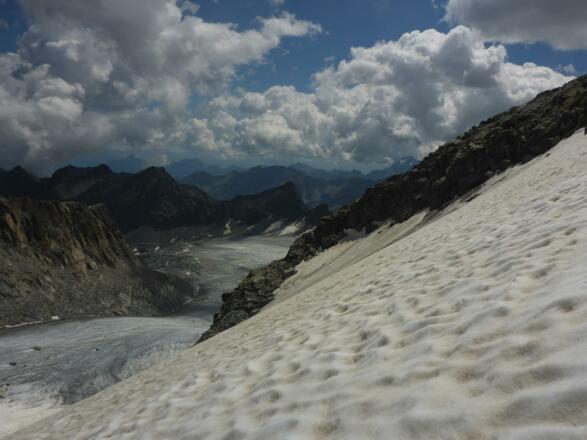 Blick zurück aus der Flanke kurz vor dem Erreichen des Felsgürtels unterhalb der Lüsener Spitz