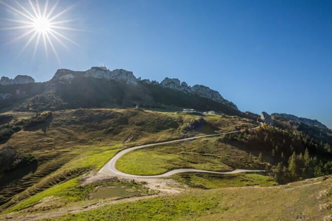 Strahlende Sonne über der Kampenwand - perfekt für einen erfolgreichen Klettertag.