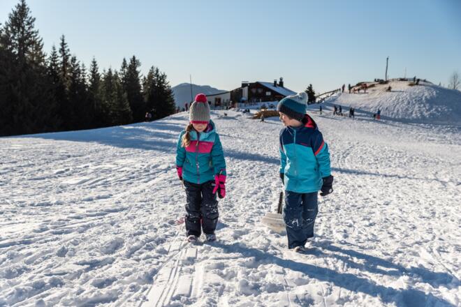 Rodeln am Hörnle Bad Kohlgrub, Hörnle Hütte im Hintergrund
