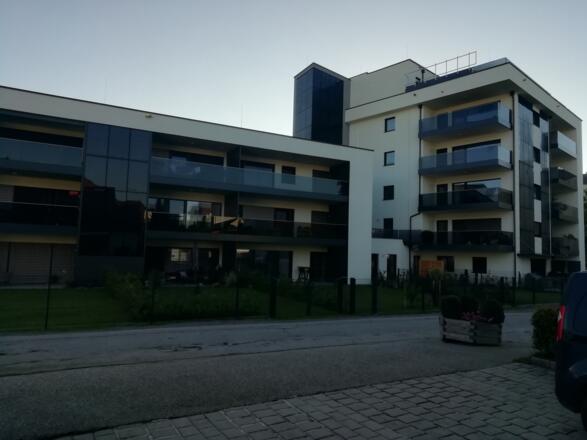 Fassaden-Photovoltaik allgemein und speziell Freiraum Freistadt