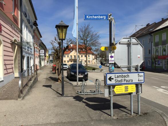 Hauptplatz von Bad Wimsbach-Neydharting mit Benediktweg-Markierung