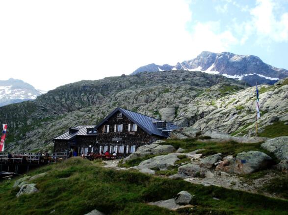 Magdeburgerhütte mit Schneespitze