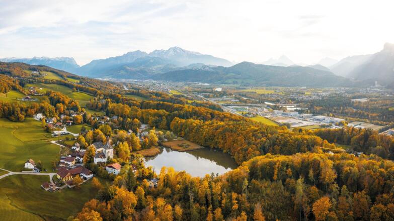 St. Jakob am Thurn mit Blick nach Puch bei Salzburg im Herbst