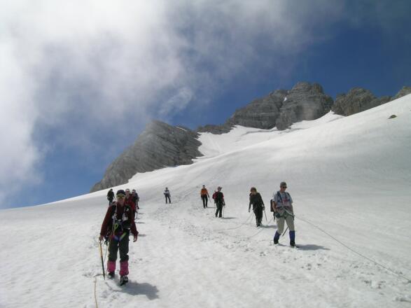 Auf dem Hallstätter Gletscher: über der Gruppe links der Schulteranstieg, rechts Randkluft und Gipfelrinne