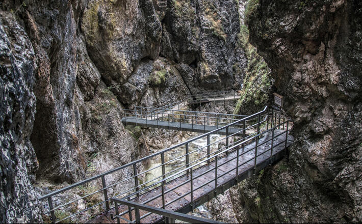 29 Brücken und Stege erschließen die Almbachklamm