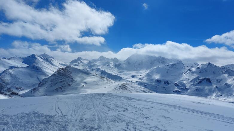 Blick vom Piz Val Gronda nach Süden. Vor dem kleinen Berg im Vordergrund (Piz Fenga Pitschna) fahren wir rechts hinunter ins Fimbertal. Die direkte Route zur Hütte führt links am Piz Fenga Pitschna vorbei.