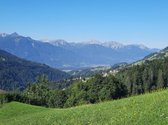 Blick talauswärts auf dem Weg Richtung Oberblons