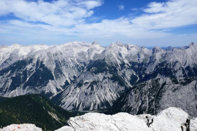 Blick vom Gipfel der Bachofenspitze in Richtung Karwendelhauptkamm mit der Birkkarspitze