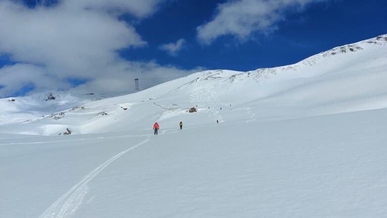 Hinten Piz Val Gronda und Grondabahn.