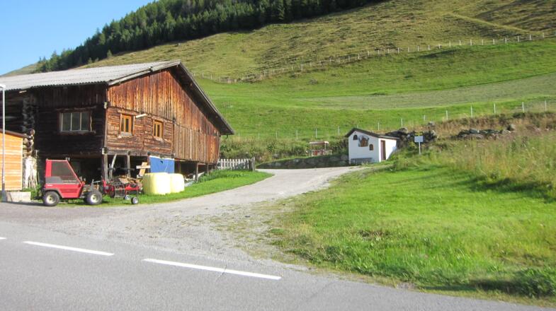 Bei der kleinen Kapelle geht es los