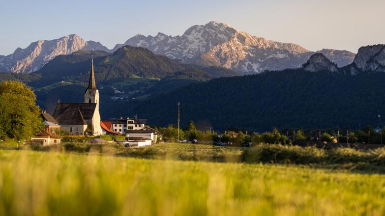 Pfarrkirche Puch mit Salzburger Bergwelt