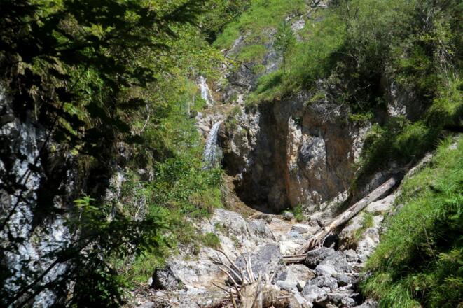 Vorbei an einem kleinen Wasserfall