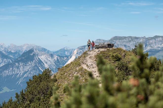 Wanderer mit Rastbank am Gratlspitze Alpbach
