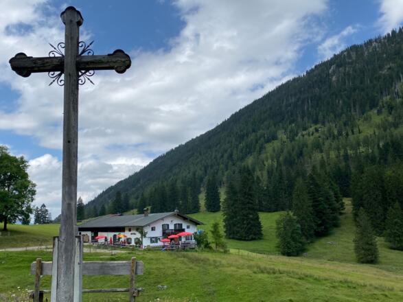 Auf der Niederhofer Alm gibt es Kas- oder Speckbrot sowie Kuchen.