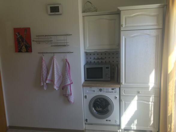Es gibt auch eine Waschmaschine