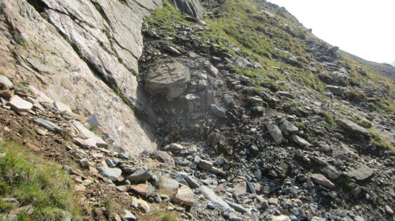 zum Weg unterhalb der Felsen